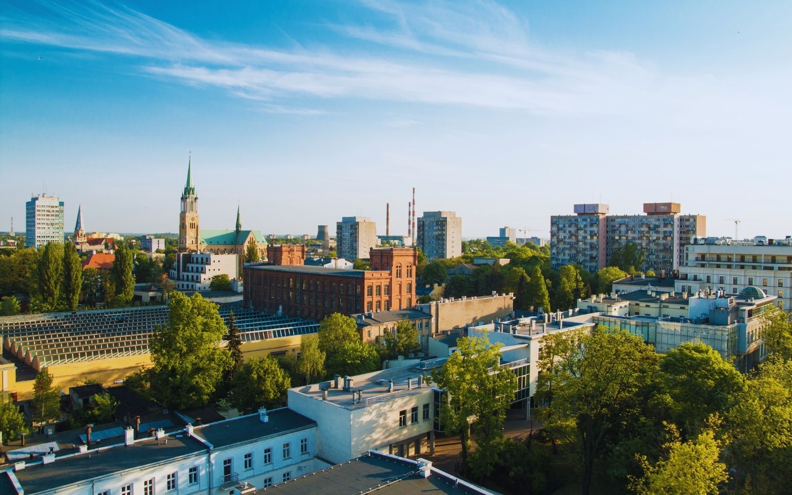 widok na panorame miasta i manufakturę w łodzi